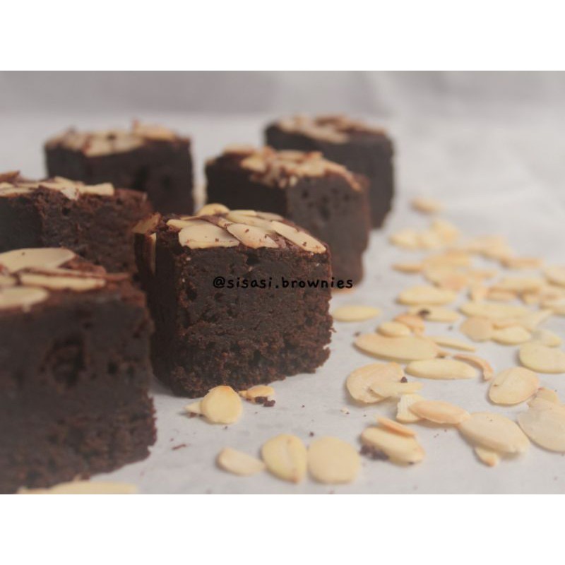 

Sisasi Kitchen ALMOND Fudgy Brownies Shiny Crust/Brownies Panggang/Brownies Coklat 22x10cm