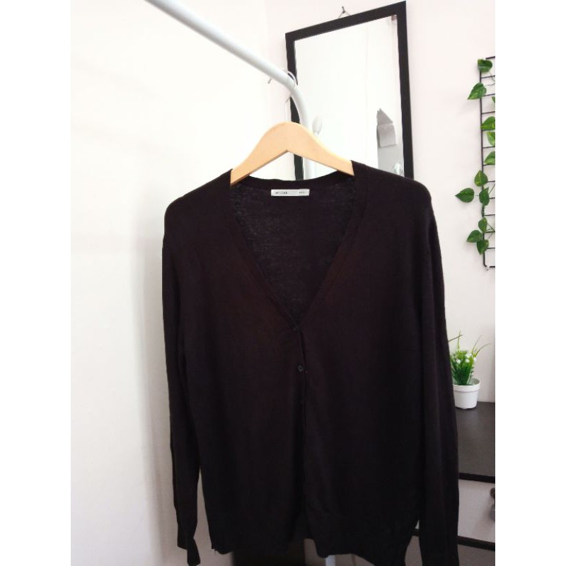 oeillet hitam cardigan wanita