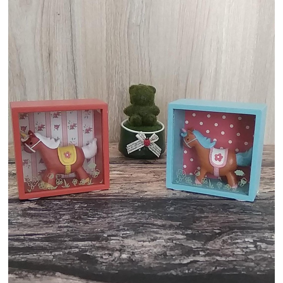 pajangan kuda di frame  kotak kayu untuk pajangan dinding dan meja bahan resin dan kayu dekorasi rum