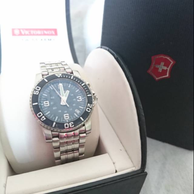 Preloved JAM TANGAN VICTORINOX Swiss Army