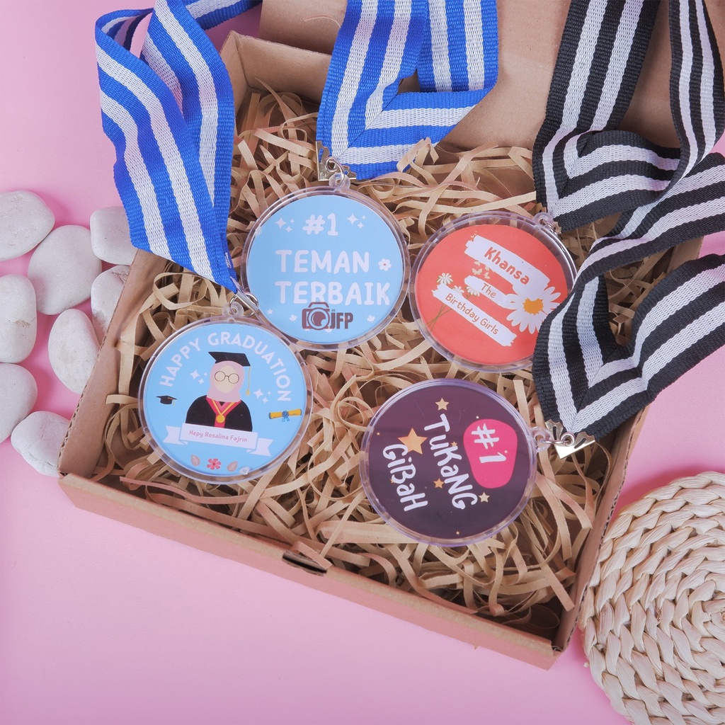 

Medali Custom Foto Kalung Kado Ulang Tahun Cewek Wisuda Valentine