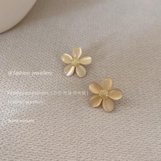 Anting Stud Desain Bunga Aksen Kristal Bahan 925 Silver Needle Gaya Korea