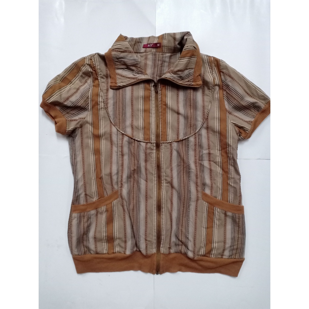 Baju Kemeja Wanita Berkerah Polo Sletting Depan Garis Cokelat Merk Ako Murah