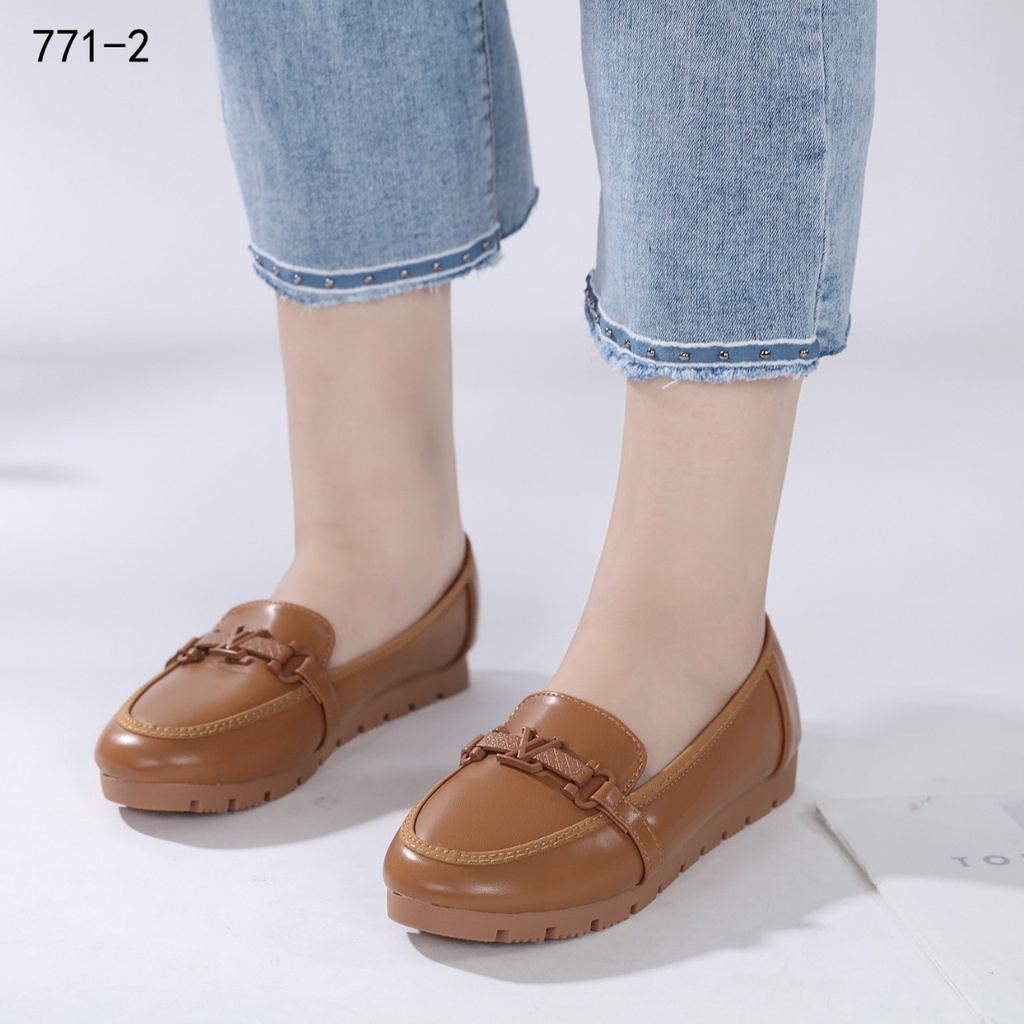 Leather Logo Buckle Flat Shoes 771-2