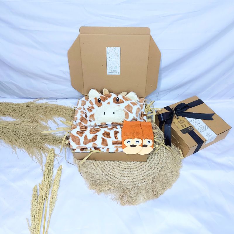 KADO HAMPERS BAYI | HAMPERS SELIMUT BAYI | HAMPERS BABY NEWBORN | SELIMUT DOUBLE FLEECE | SELIMUT TOPI 3D IMPORT | HAT BLANKET 3D | SELIMUT TOPI TEBAL | KADO BAYI SELIMUT-giraffe brown hat