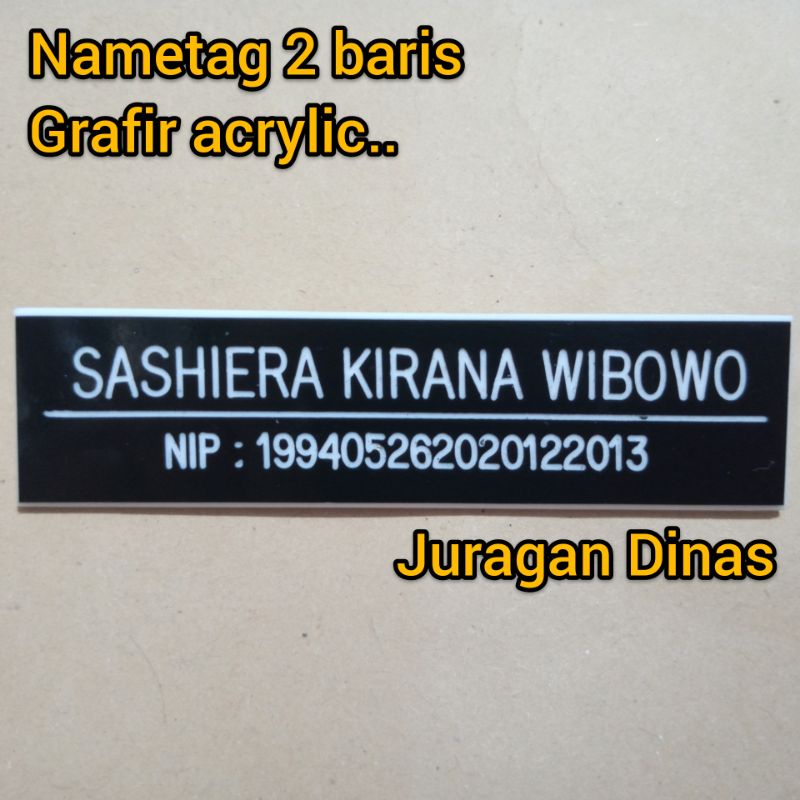 Nametag grafir akrilik 2 baris untuk NIP/NIK/NRP