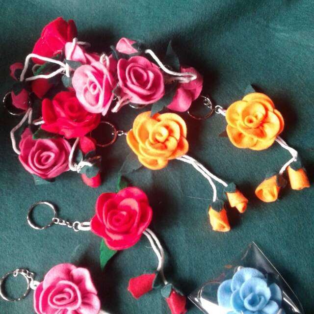 Souvenir gantungan kunci bunga