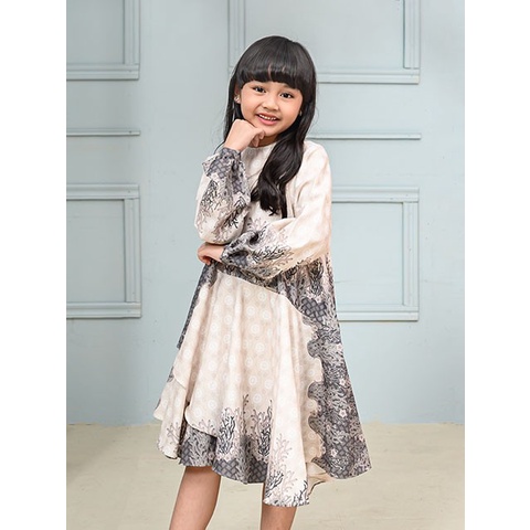 Wearing Klamby |Little Kara in Smoked Pearl - 3/4