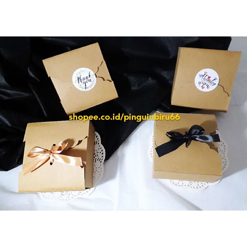 

GIFT BOX premium tebal 12x12x6 cm (free sticker thankyou/pita)
