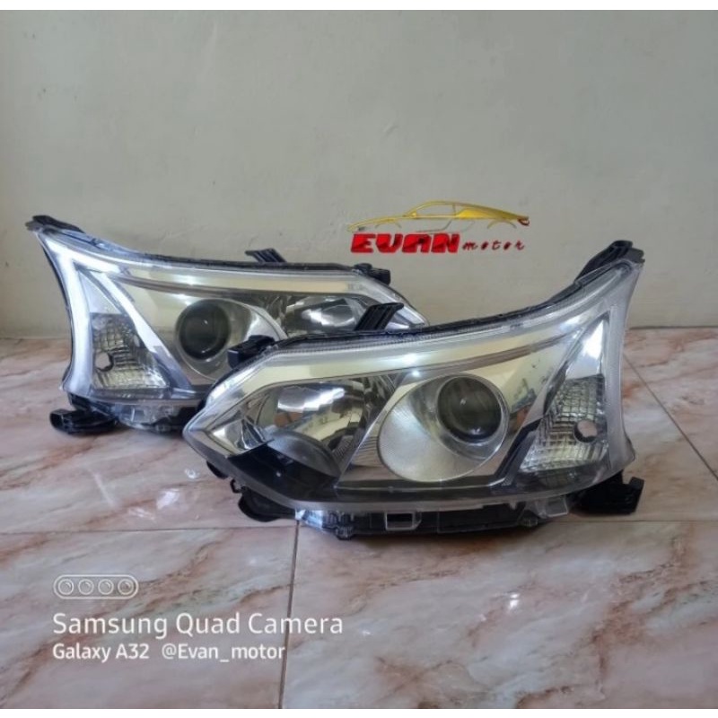 Headlamp lampu depan Toyota Avanza veloz tahun 2017 2018