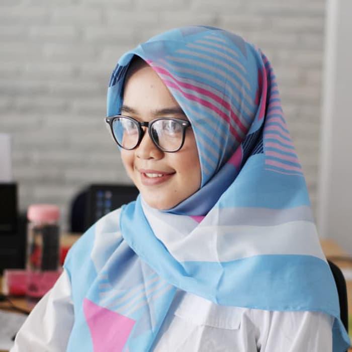 Hijab Segiempat Katun Voal Motif - BUGENVIL - Abu-abu Muda