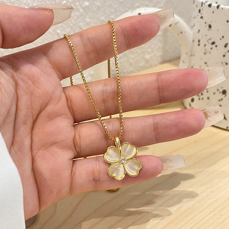 Kalung Rantai Dengan Liontin Daun Clover Keberuntungan Untuk Wanita