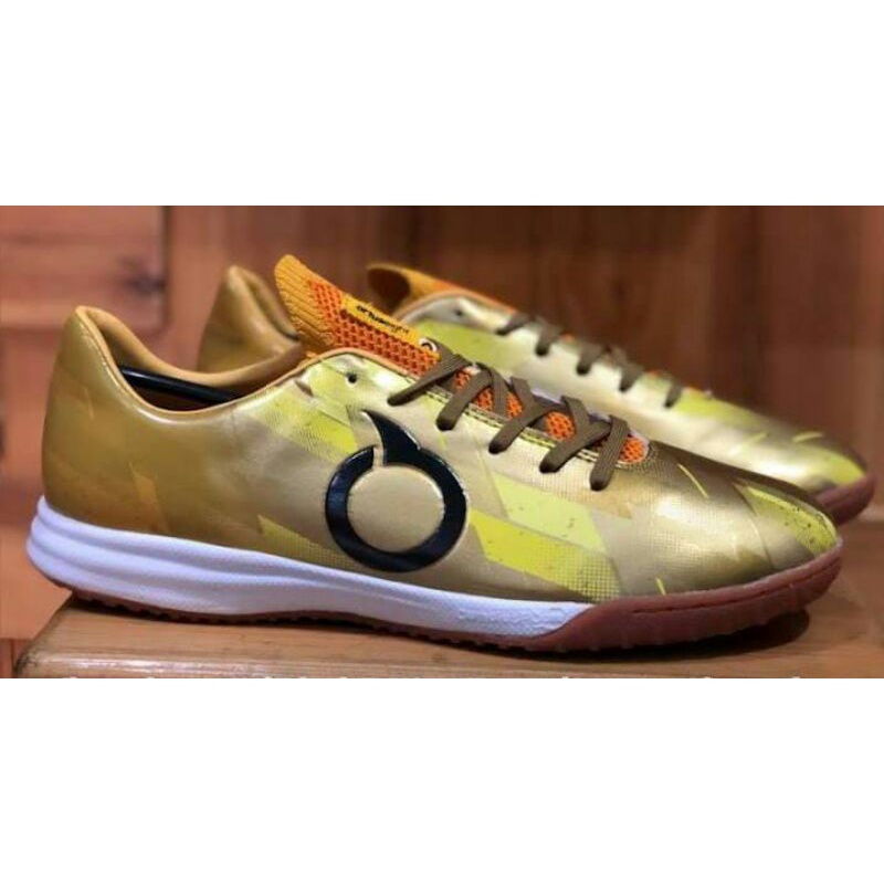 Sepatu Futsal ORTUSEIGHT Therion In Gold