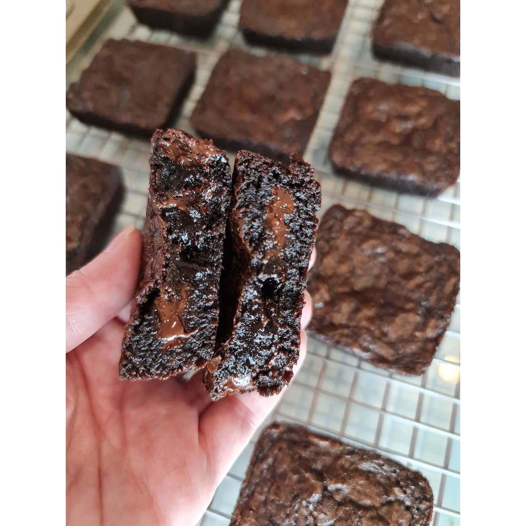 

Fudgy VALRHONA BROWNIES 7x7cm Callebaut FULL Wijsman / Wisman dijamin BESAR, Enak & Wangi