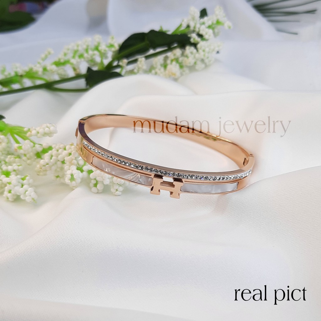 Gelang Bangle Titanium Huruf H White Shell Dengan Taburan Kristal Artifisial Warna Rosegold, Gold dan Silver