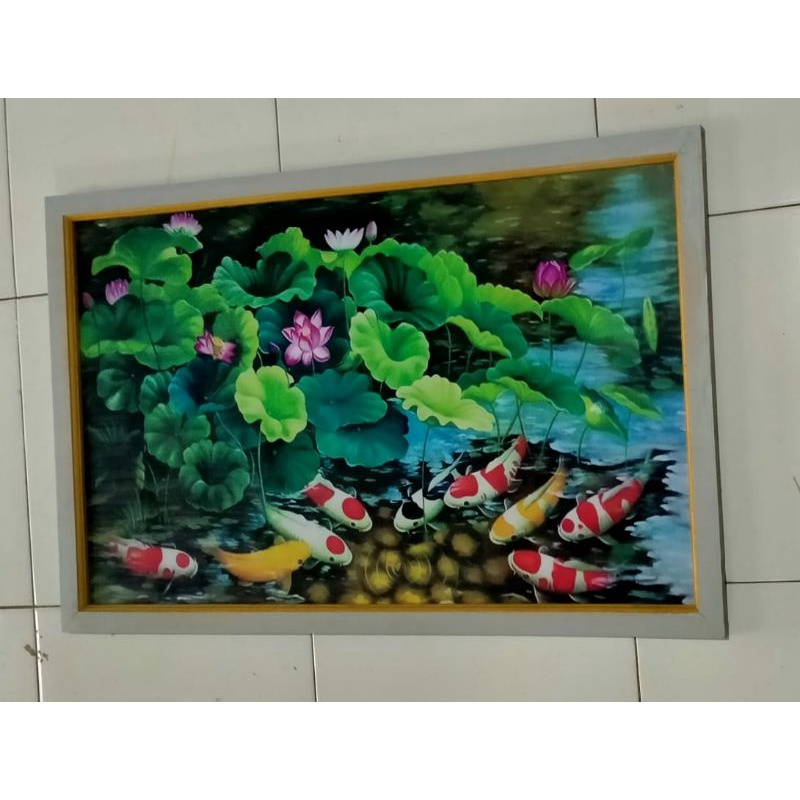 hiasan dinding lukisan cetak ikan koi dan bunga teratai plus bingkai ukuran 85×55