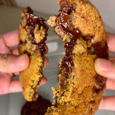 

THIN COOKIES | CLASSIC CHOCOLATE CHUNK COOKIE | MELTED COOKIE
