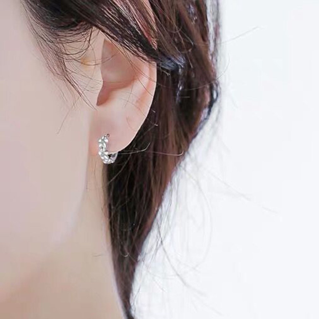 Hu Hu Hu Hu Hu Alat Bantu Pasang Kacamata♡ 1 Pasang Anting Hoop Desain Bunga Aksen Berlian Imitasi Gaya Korea Jepang Untuk Wanita