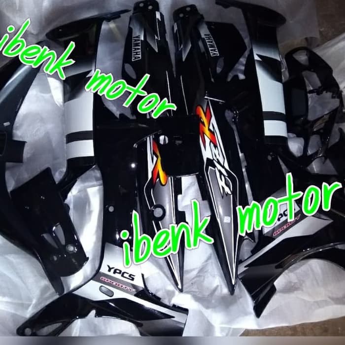 cover body full halus f1zr hitam