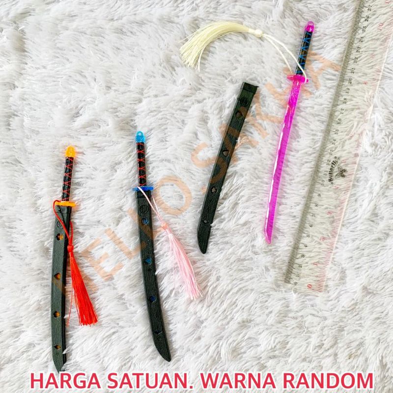 MAINAN PEDANG SAMURAI KECIL MINI WARNA WARNI ADA BULU NYA PEDANG PEDANGAN