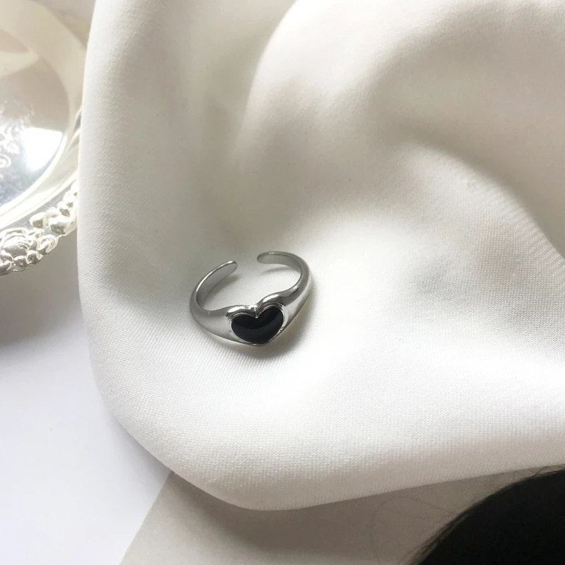 1 Pc Cincin Model Terbuka Adjustable Desain Hati Warna Hitam Bahan Silver Untuk Pesta