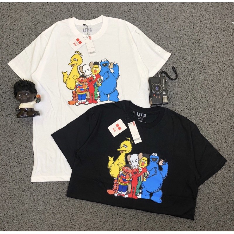 T SHIRT KAOS UNIQLO KAWS X SESAME STREET FAMILY HITAM & PUTIH AUTHENTIC PREMIUM TERLARIS