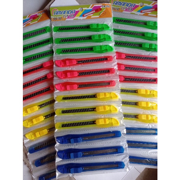 Cutter Transparan Renteng Sedang(12pcs)/alat pemotong kertas/pisau cutter plastik