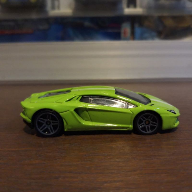 Hot Wheels Lamborghini Aventador LP 700-4 Hijau - From 5 Gift Pack