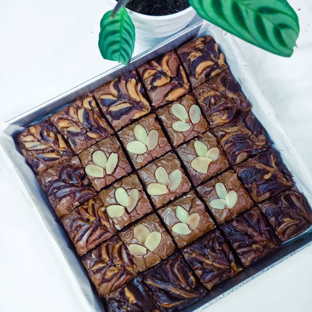 

Fudgy Brownies Panggang Sekat 20x20 Shiny Crust Topping Peanut Butter Coklat Almond