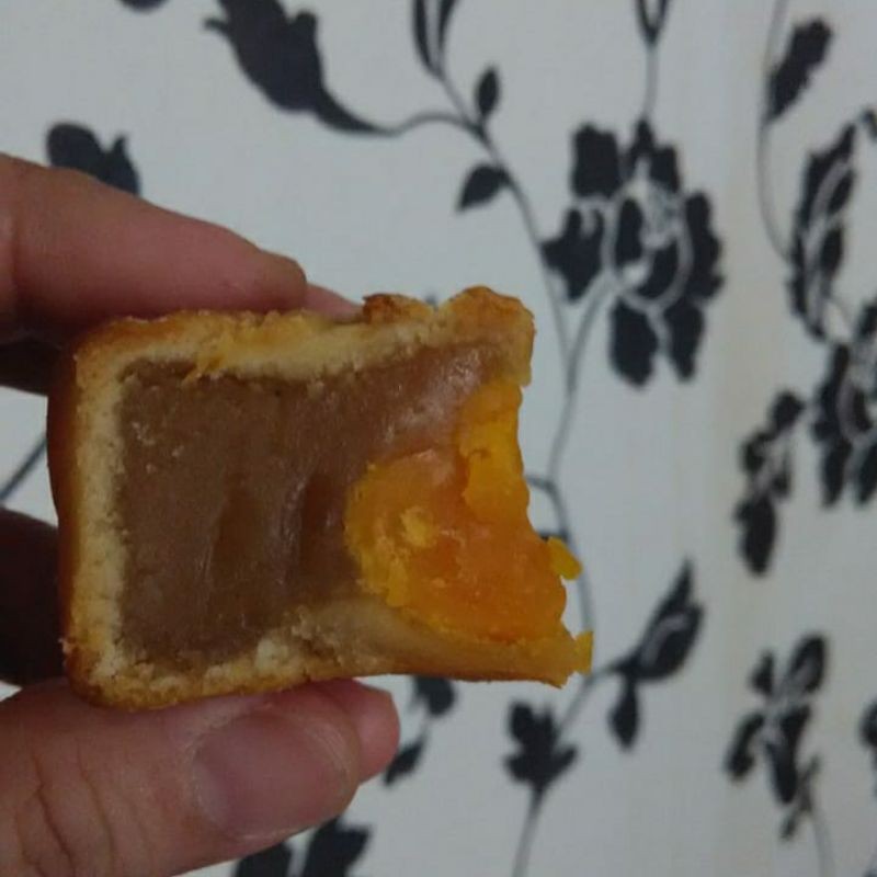 

S13 - moon Cake halal ( kue bulan Wang Lai) lotus telur isi 4 pcs