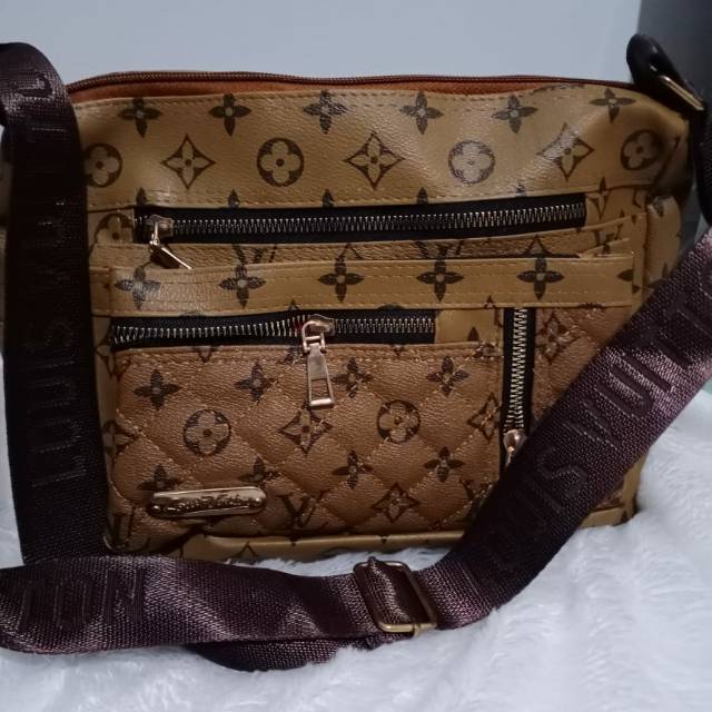 Tas selempang LV