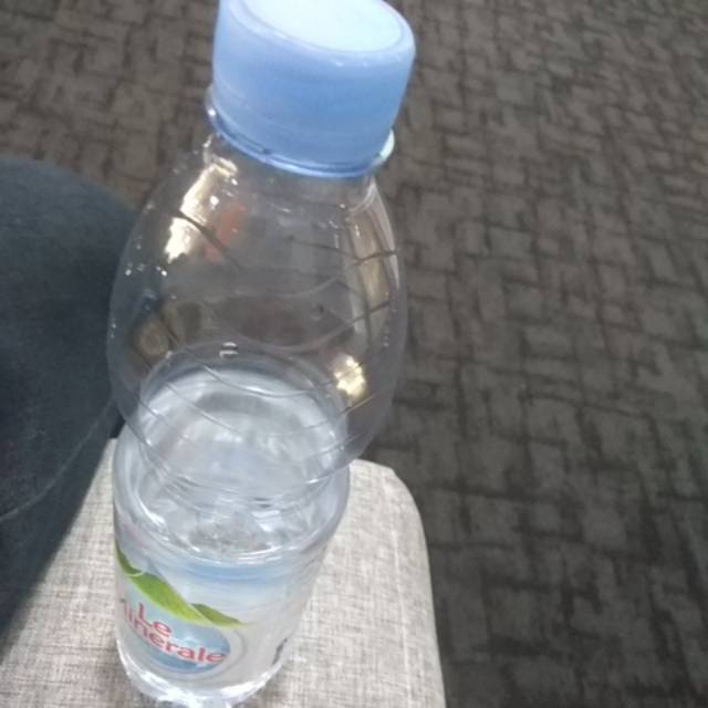 

Le minerale botol ukuran sedang