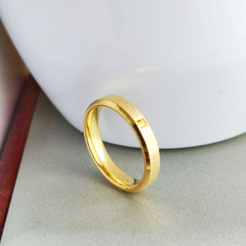 Cincin Polos Emas Motif Bahan Titanium Pria dan Wanita