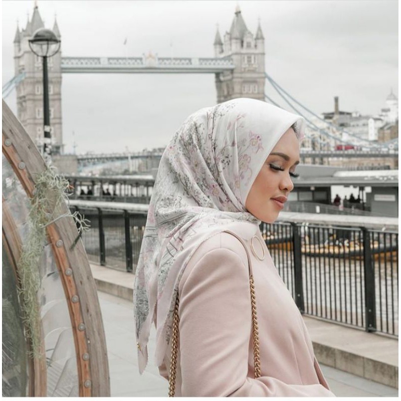 Buttonscarves British in White