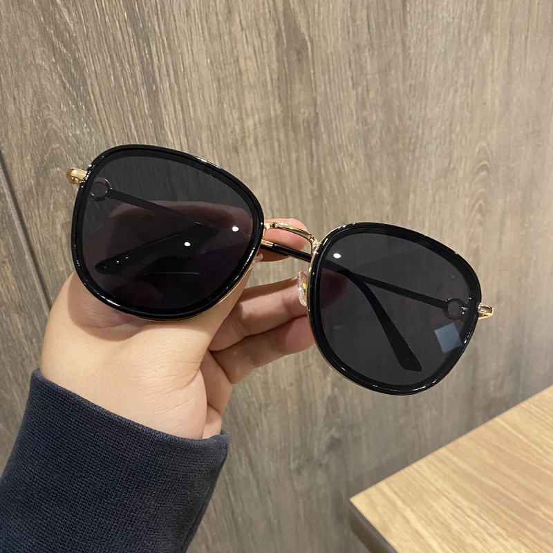 Kacamata Hitam Model Frame Bulat Oversized Warna Gradasi Gaya Retro Untuk Wanita