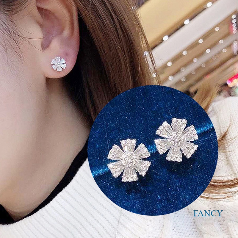 Anting Stud Kristal Cubic Zirconia Bentuk Bunga Warna Silver Untuk Wanita