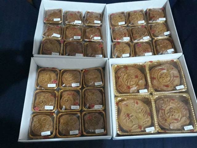 

Kue bulan atau mooncake.