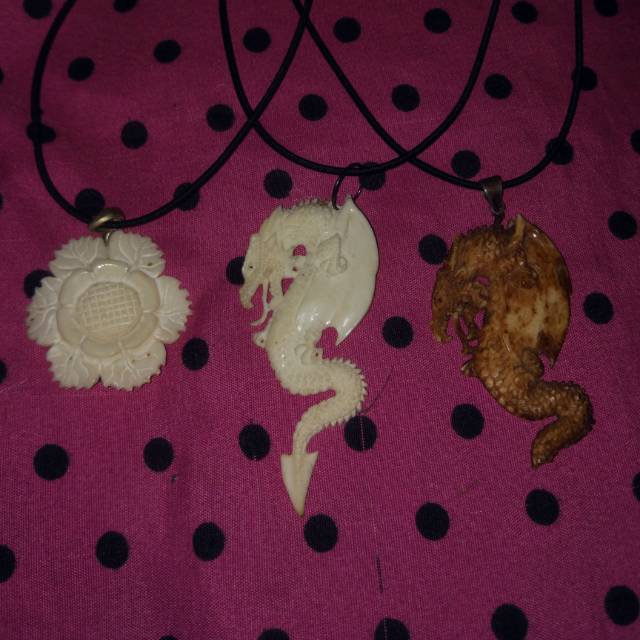 Liontin ukir tanduk rusa