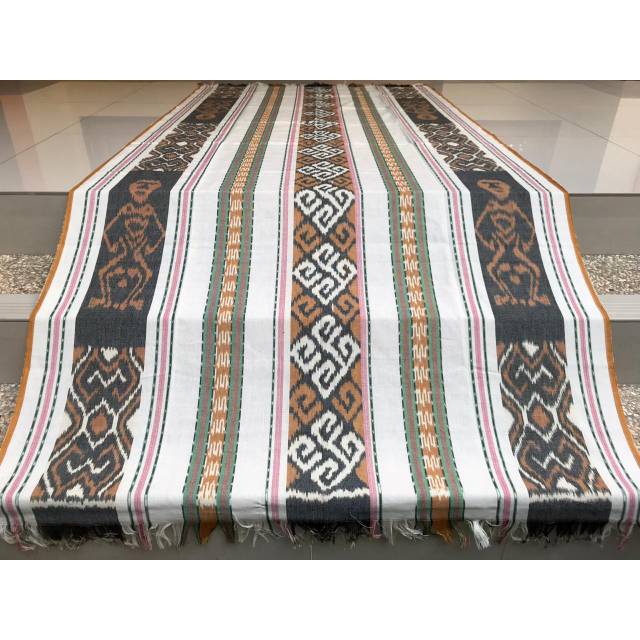 Kain tenun blanket Kalimantan putih