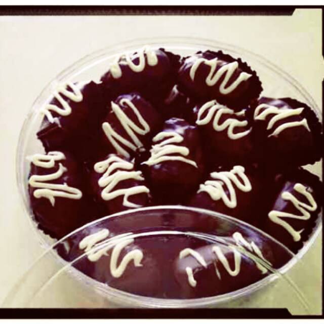 

Kurma coklat, varian isi: durian, mete, keju, blueberry (55000~65000/toples)