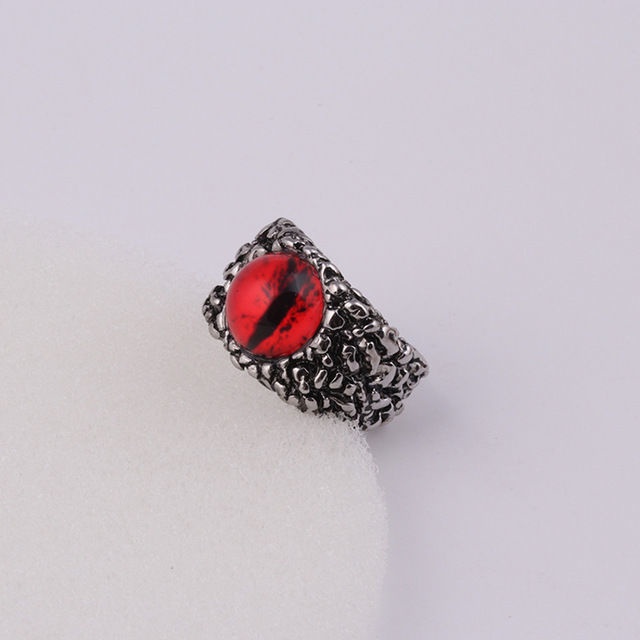 Cincin Retro Punk Rock Desain Mata Merah Bahan Metal Untuk Pria