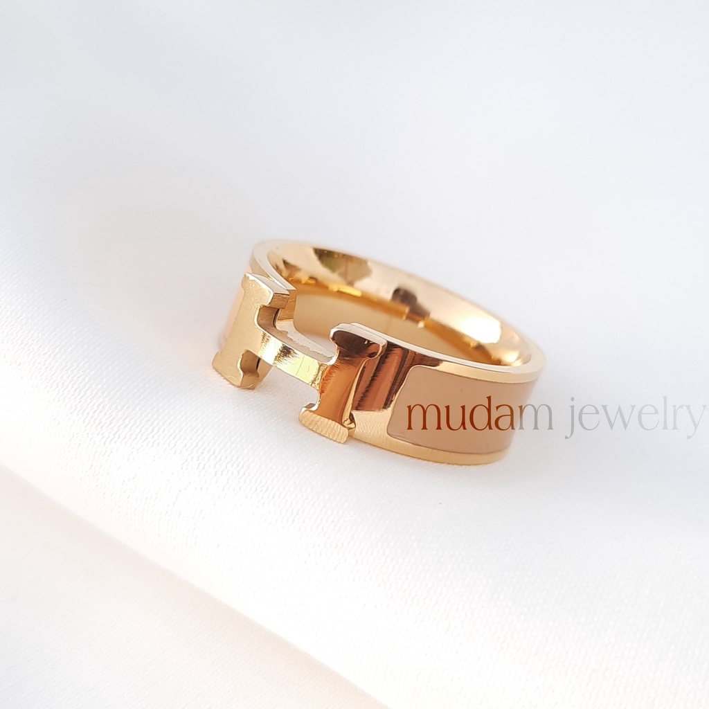 Cincin Titanium Model Huruf &quot; H &quot; Mewah dan Elegan Warna Rose Gold dan Gold