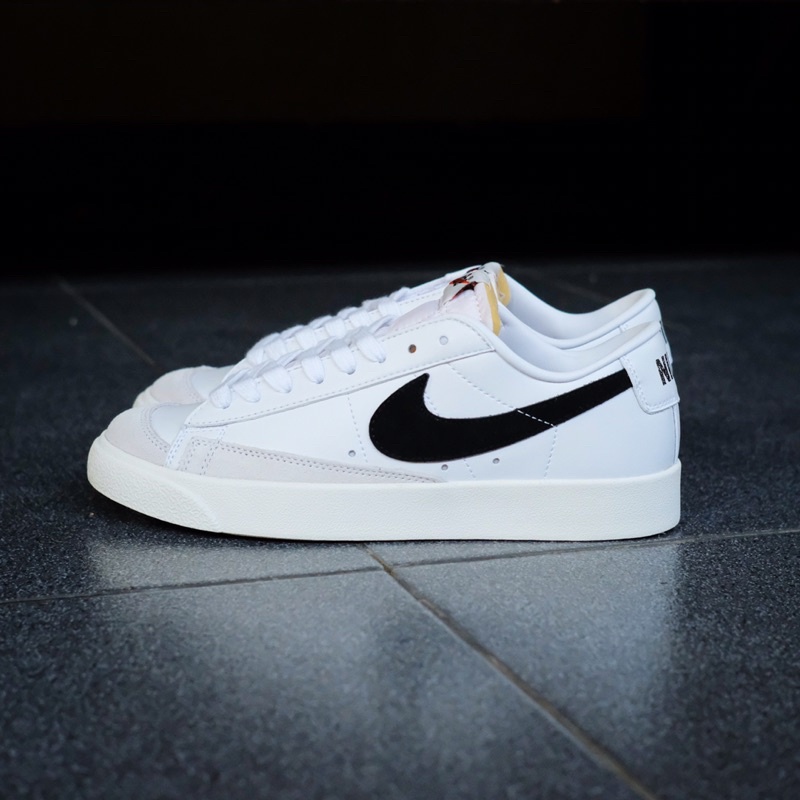 nike blazer low essential