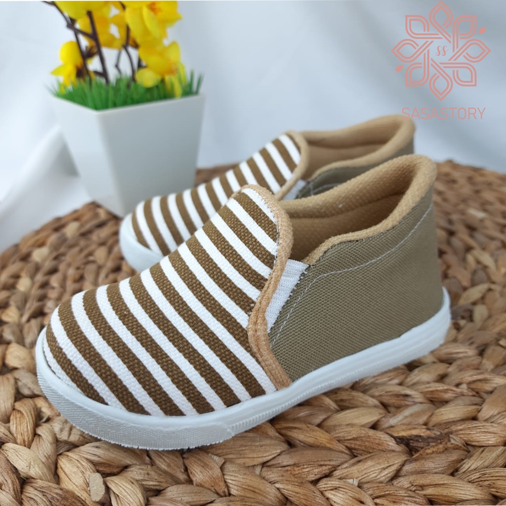 SEPATU SNEAKER SLIP ON LOAFERS GARIS 1 2 3 TAHUN DA04