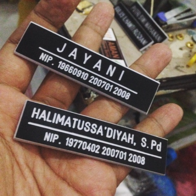 

Nametag gravir ukir 2 baris