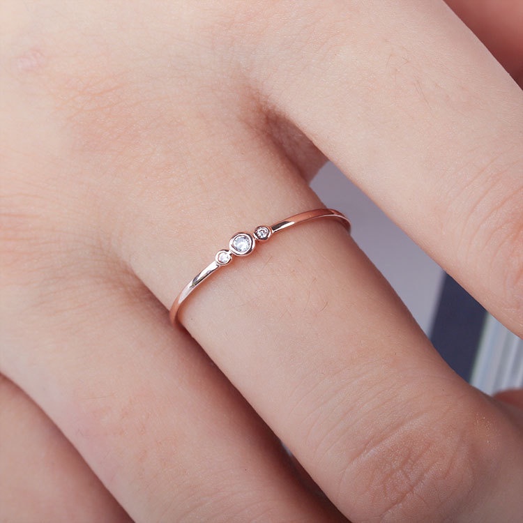 Cincin Bahan Tembaga Hias Tiga Berlian zircon Simpel Untuk Wanita
