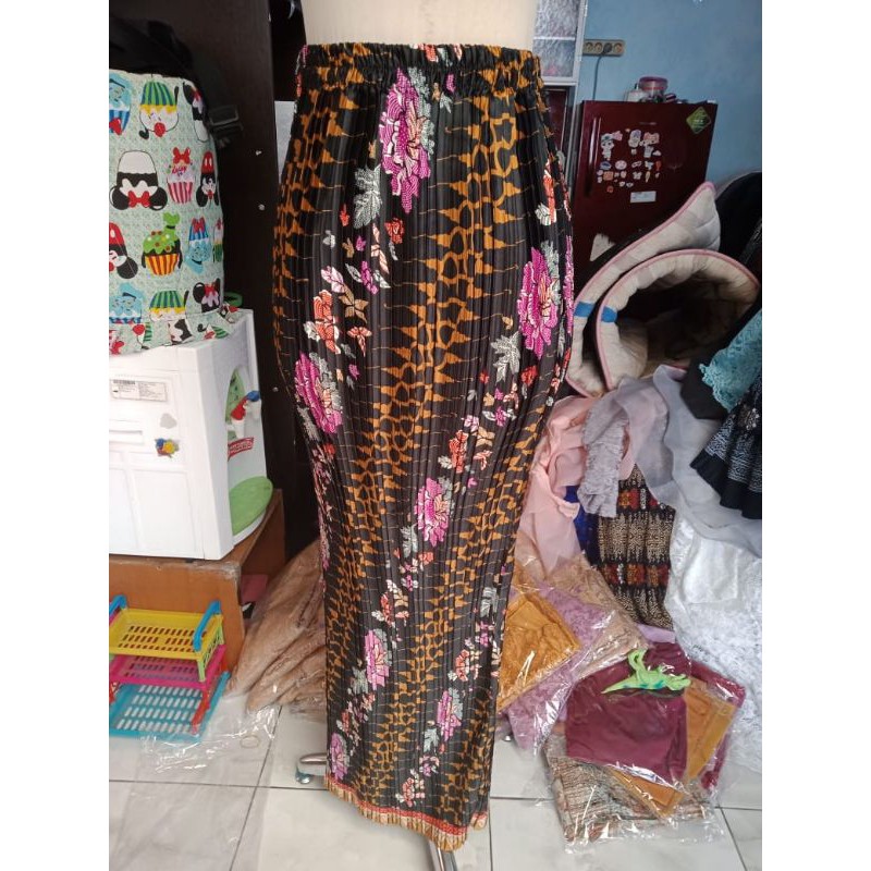 COD ROK PLISKET MUAT JUMBO BATIK BAWAHAN KEBAYA ROK BATIK JUMBO-PLISKET-SEPATU HITAM