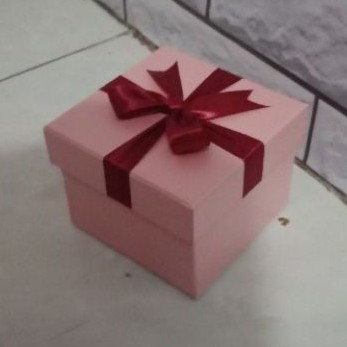 

kotak kado berkwalitas 10x10x8cm