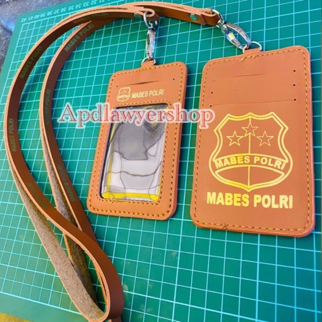 

Name Tag ID Card Tali Kulit MABES POLRI Dompet Kartu Tali Kulit MABES POLRI 4 Slot Card Coklat