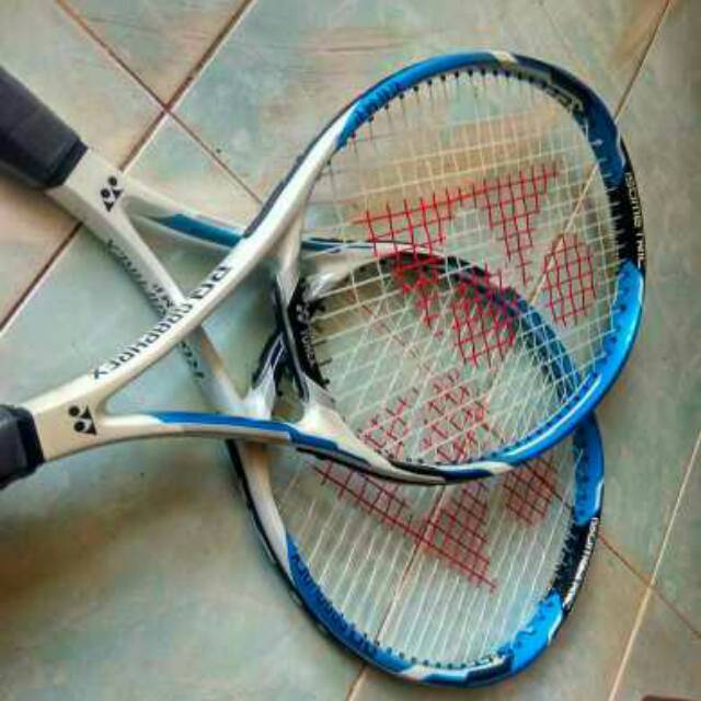 Raket tennis lapangan